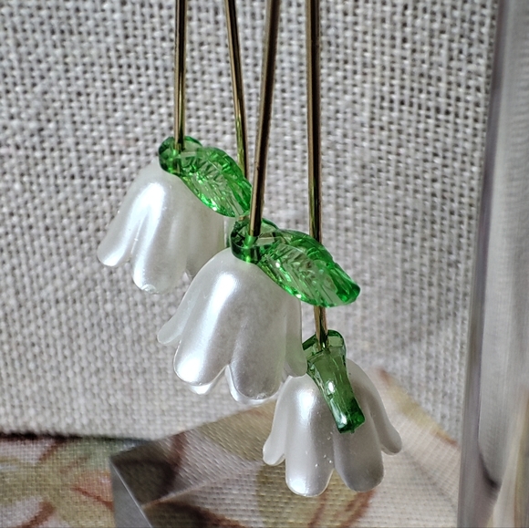 Lily of the Valley Flower Garden Plastic Gold Tone Pierced Earrings Brand New - Picture 10 of 15